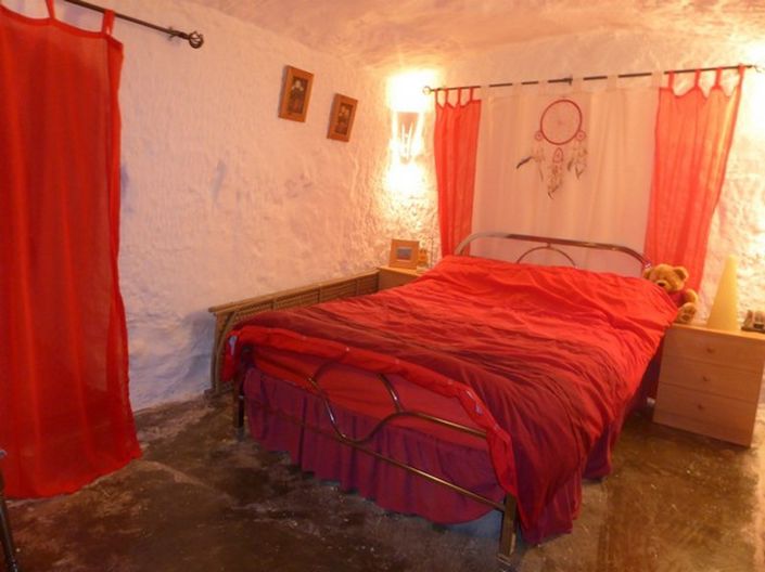 Image No.15-3 Bed House for sale