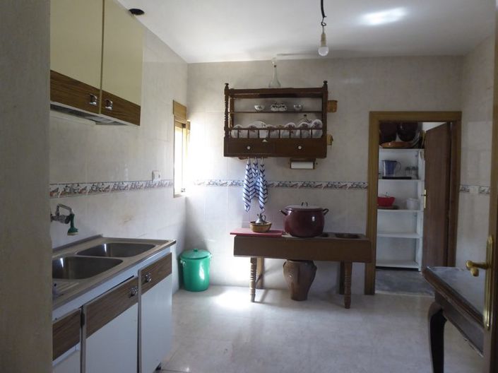 Image No.28-6 Bed Property for sale