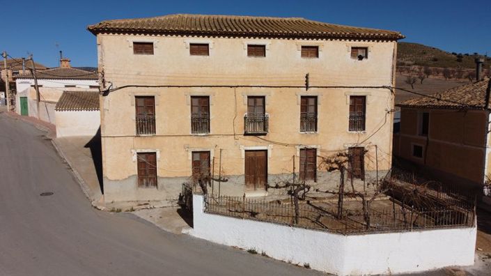 Image No.3-9 Bed Property for sale