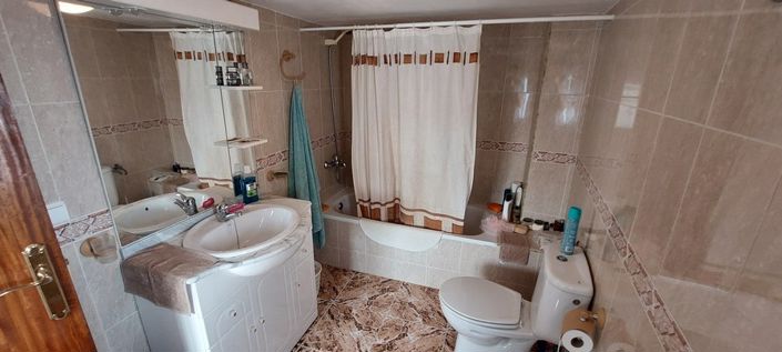 Image No.15-4 Bed Property for sale