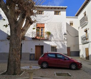 1 - Baza, Property