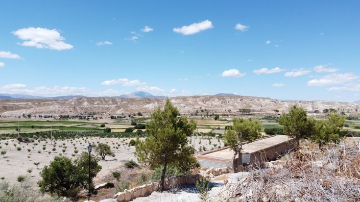 Image No.8-5 Bed House for sale