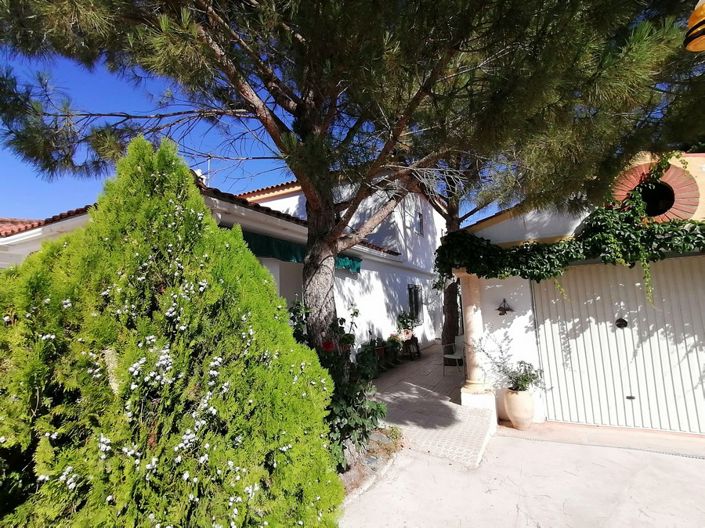 Image No.20-6 Bed Property for sale