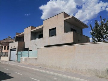 1 - Baza, Property