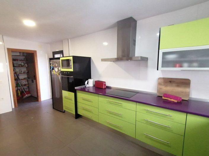 Image No.10-3 Bed Property for sale