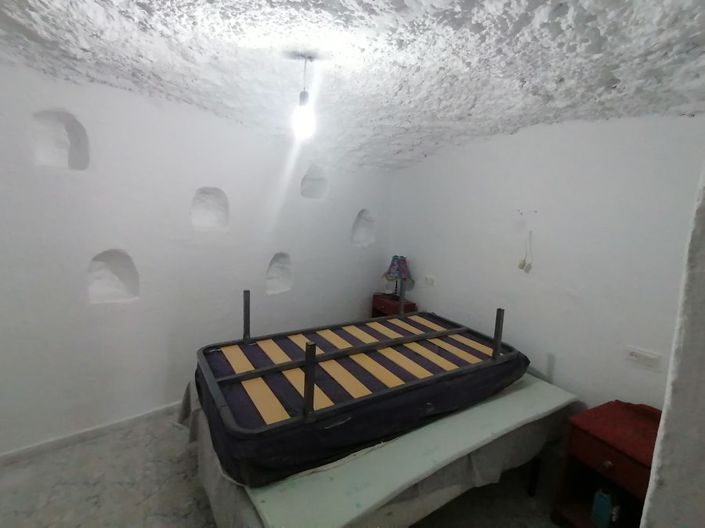 Image No.12-6 Bed Property for sale