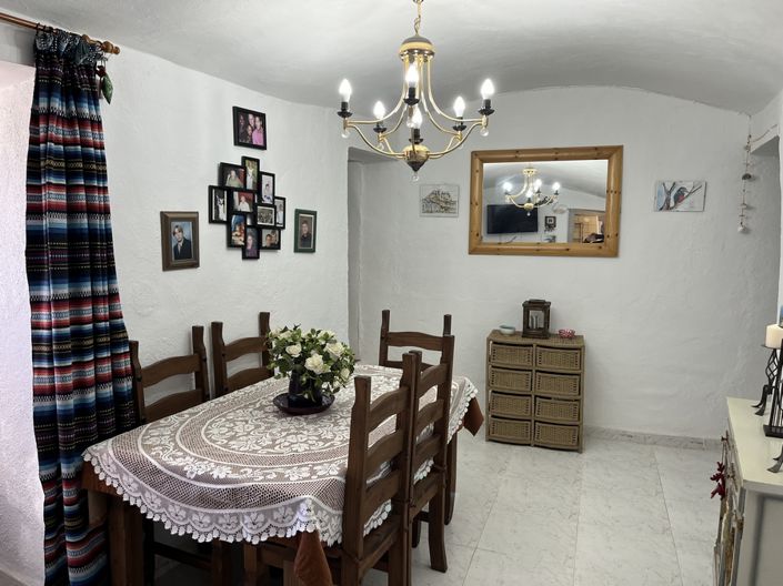 Image No.25-4 Bed House for sale