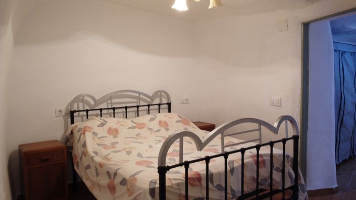 Image No.21-3 Bed Property for sale