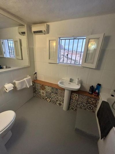 Image No.18-6 Bed House for sale