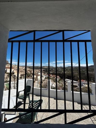 Image No.24-6 Bed House for sale