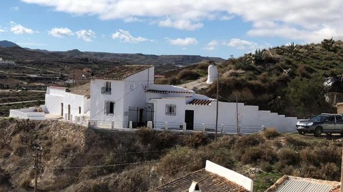 Image No.5-6 Bed House for sale