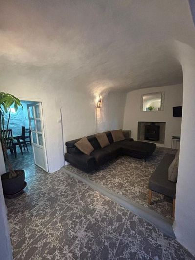 Image No.9-6 Bed House for sale