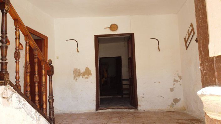 Image No.6-6 Bed Property for sale