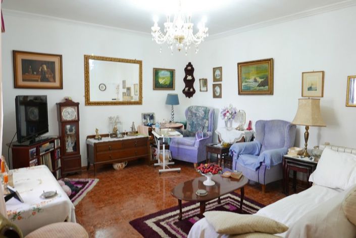 Image No.18-7 Bed Property for sale