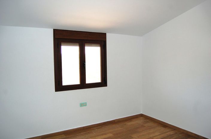 Image No.12-3 Bed Property for sale