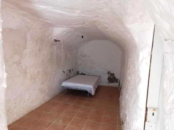 Image No.13-6 Bed House for sale