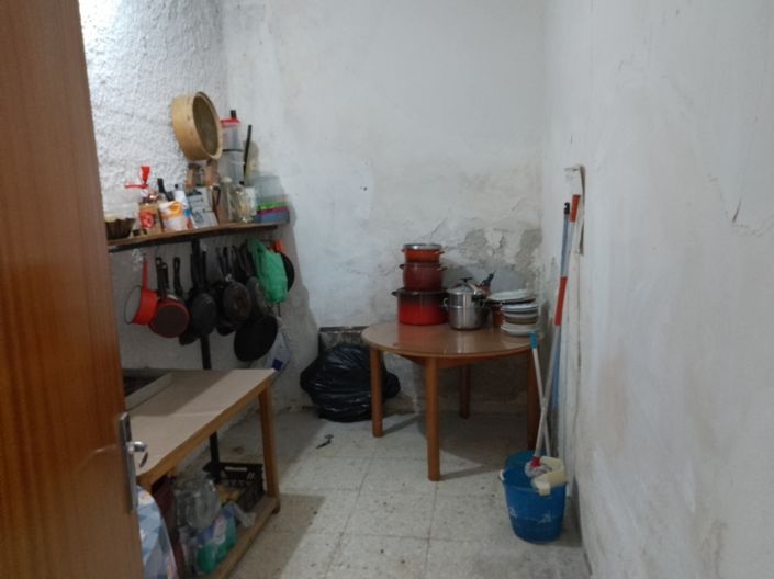 Image No.16-6 Bed Property for sale