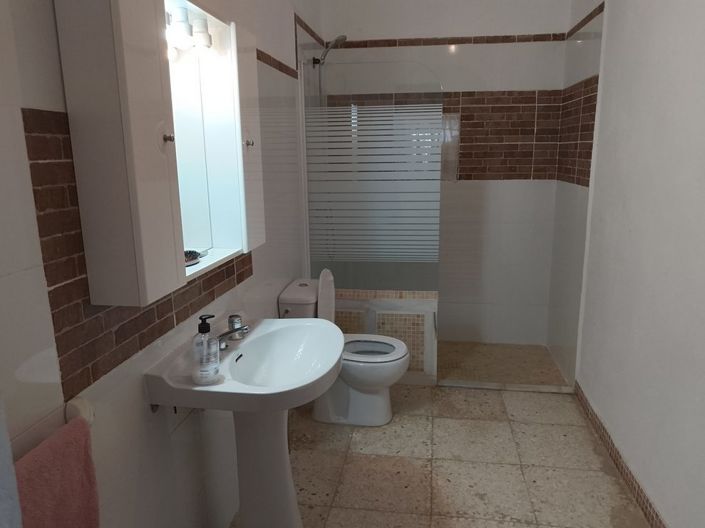 Image No.17-6 Bed Property for sale