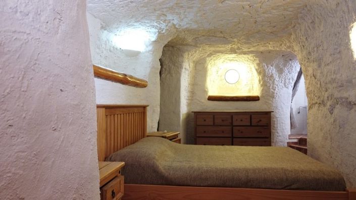 Image No.27-3 Bed Property for sale