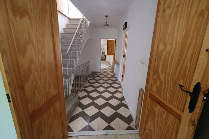 Image No.20-6 Bed Property for sale