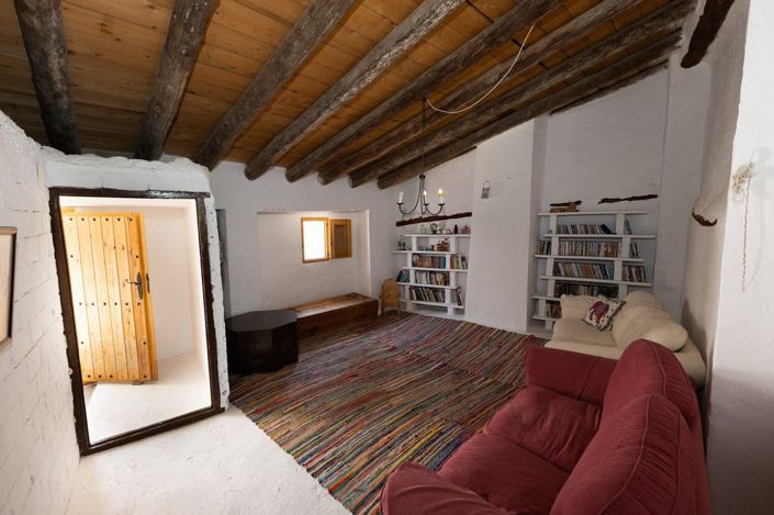 Image No.28-6 Bed Property for sale