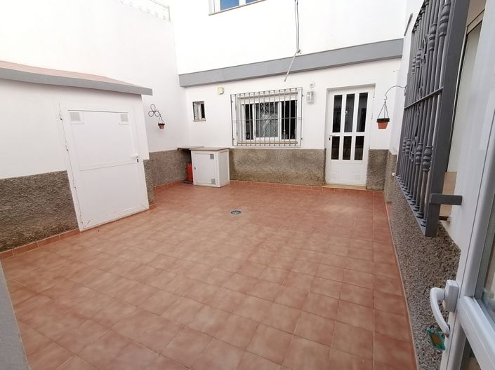 Image No.15-6 Bed Property for sale