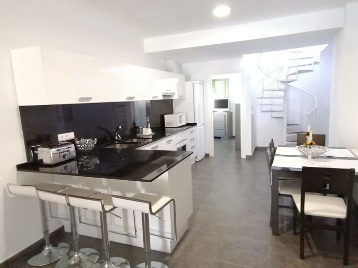 Image No.31-6 Bed Property for sale