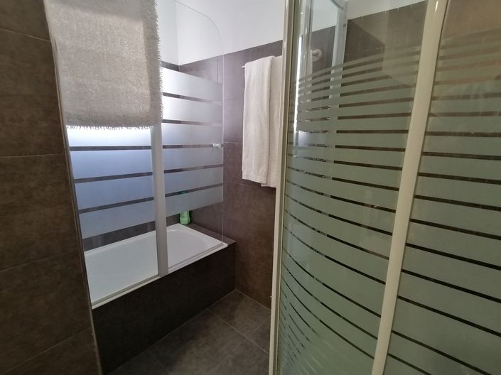 Image No.37-6 Bed Property for sale