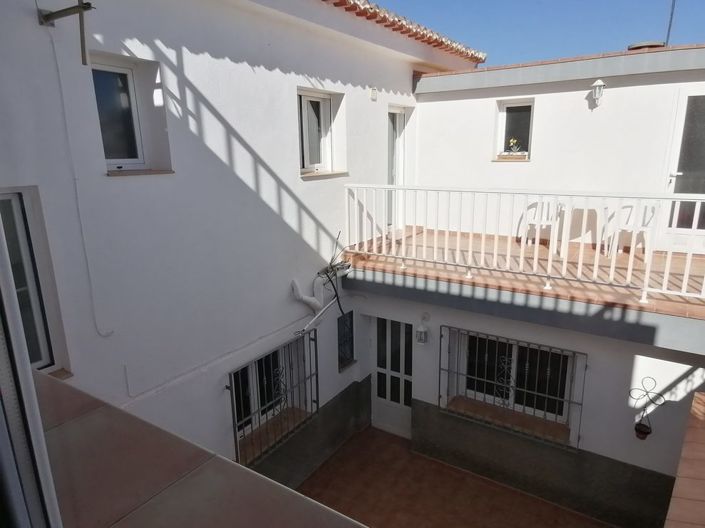 Image No.40-6 Bed Property for sale