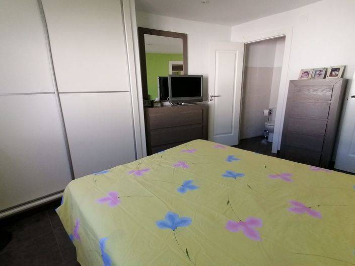 Image No.41-6 Bed Property for sale