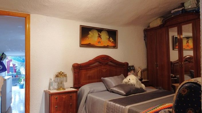 Image No.18-3 Bed House for sale