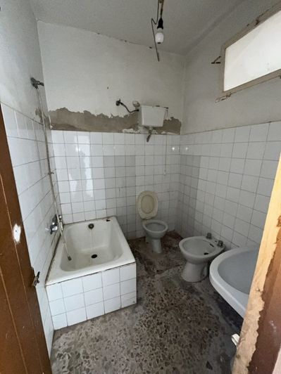 Image No.8-3 Bed Property for sale