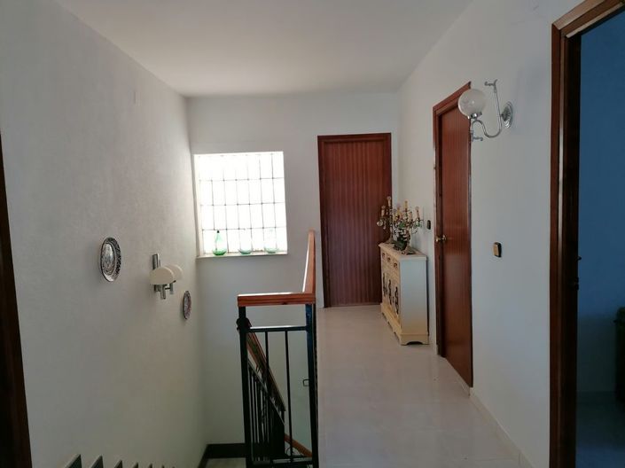 Image No.18-8 Bed Property for sale