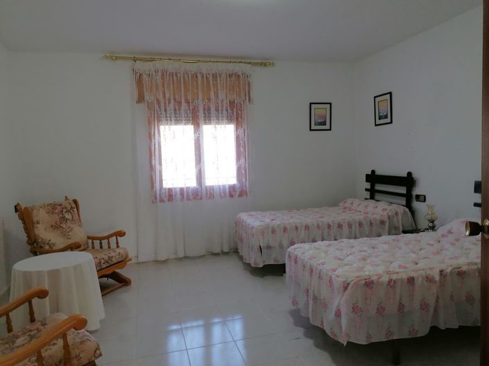 Image No.24-8 Bed Property for sale