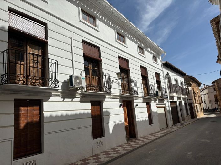 Image No.3-7 Bed Property for sale