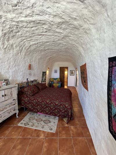 Image No.18-4 Bed House for sale