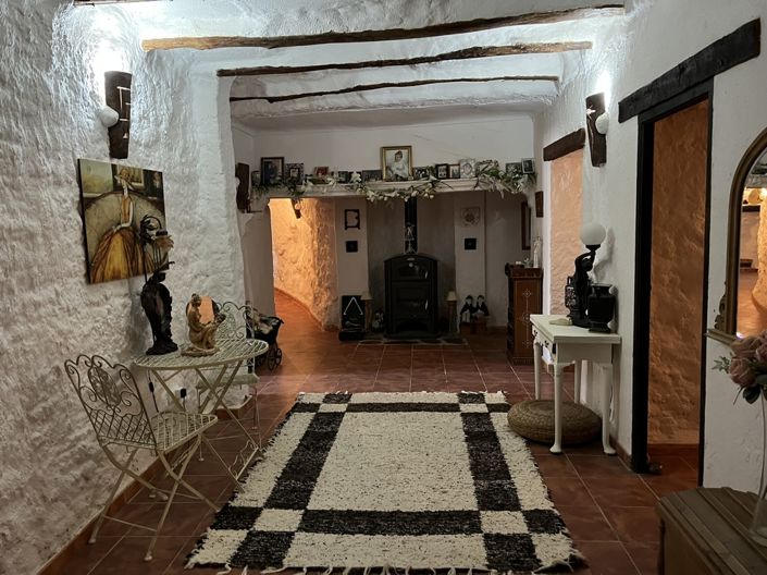 Image No.17-6 Bed Commercial for sale