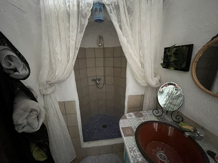 Image No.31-6 Bed Commercial for sale