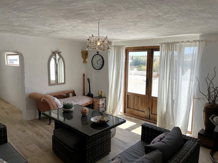 Image No.46-6 Bed Commercial for sale