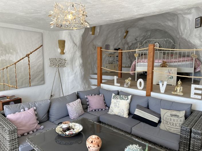 Image No.47-6 Bed Commercial for sale