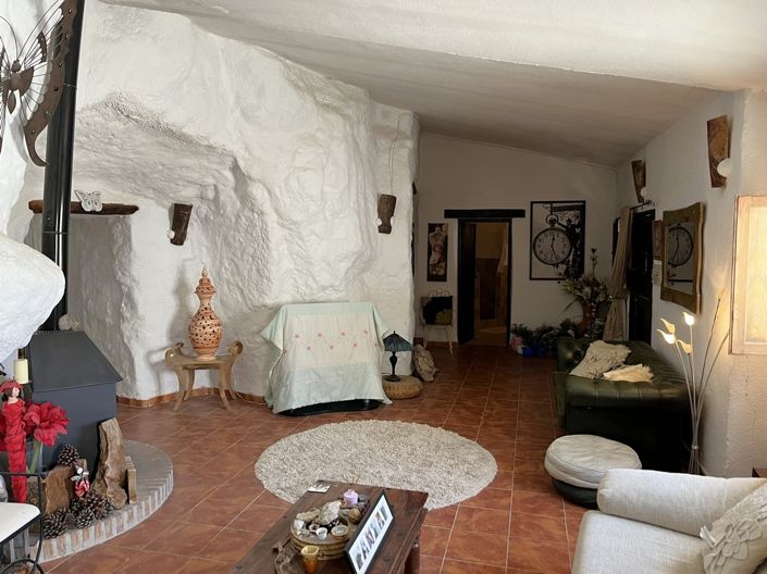 Image No.8-6 Bed Commercial for sale