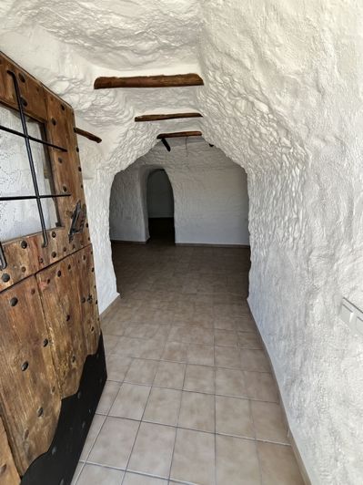Image No.17-6 Bed House for sale