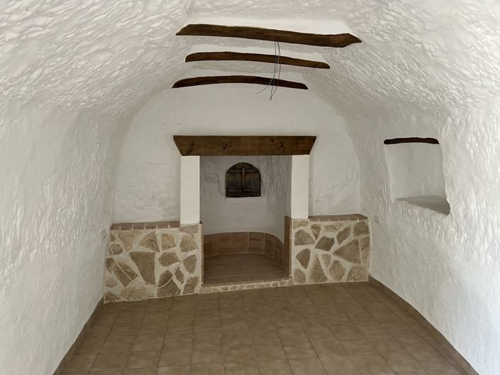 Image No.18-6 Bed House for sale