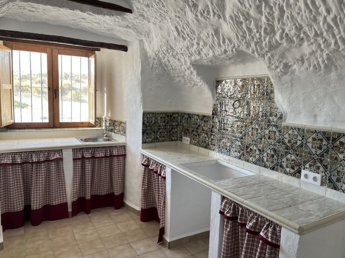 Image No.24-6 Bed House for sale