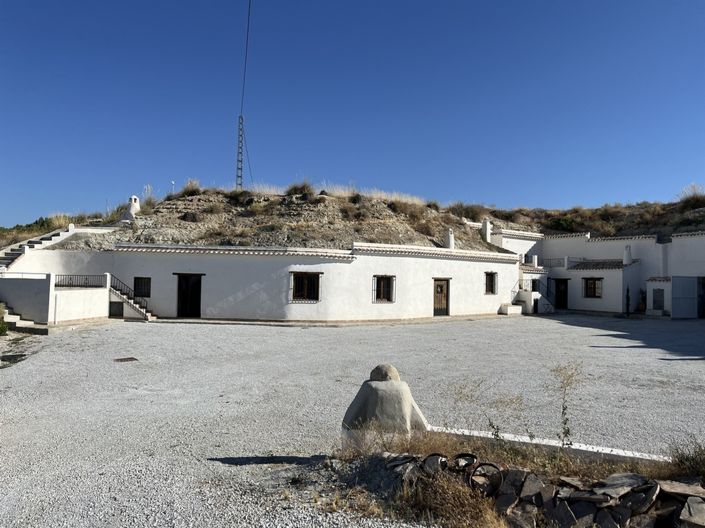 Image No.8-6 Bed House for sale