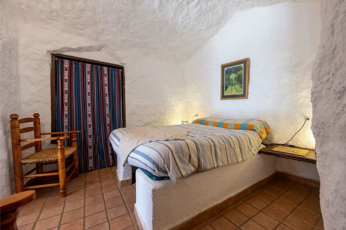 Image No.9-2 Bed House for sale