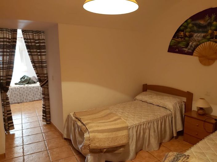 Image No.25-4 Bed House for sale