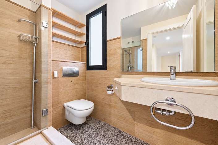 Image No.10-2 Bed Property for sale