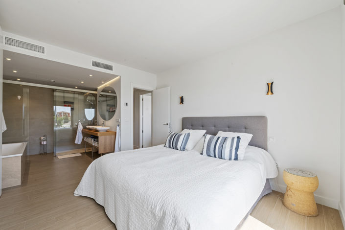 Image No.11-3 Bed House for sale