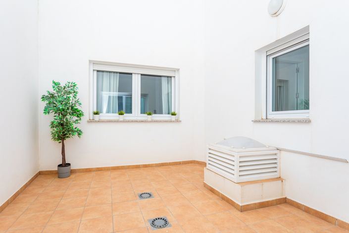 Image No.10-17 Bed Property for sale